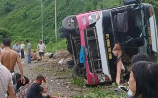 Xe khách chở nhiều người lật tại dốc Cun, 2 người thương vong