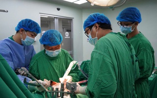 Bệnh nhân ung thư gan đầu tiên ở miền Tây được phẫu thuật bằng thiết bị đặc biệt