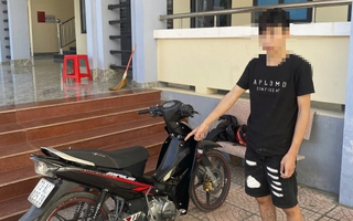 Vừa dựng xe máy trước quán ăn, chớp mắt đã "không cánh mà bay"