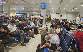 Mưa giông bất ngờ ở TP HCM, hàng loạt chuyến bay bị ảnh hưởng