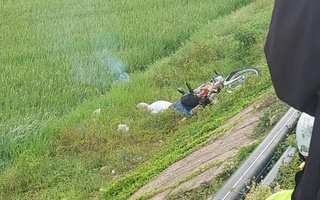 Phát hiện thi thể người đàn ông cùng xe máy dưới mép ruộng