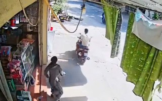 VIDEO: Nữ chủ quán bất lực đuổi theo người đàn ông vào quán "ôm" 3 két bia lên xe máy bỏ chạy