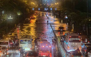 Công ty thoát nước Hà Nội: Đường Võ Chí Công bị ngập sâu, kéo dài do "lượng mưa tăng đột biến"