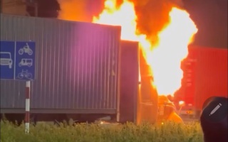 CLIP: Lửa cháy dữ dội, tài xế xe container ở TP HCM hô hoán người dân ứng cứu