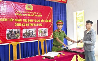 Người dân ở xã vùng quê Quảng Trị tự nguyện giao nộp nhiều loại vũ khí