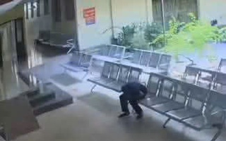 Người đàn ông bất ngờ đổ gục xuống nền, ngừng tim khi đang chờ khám bệnh