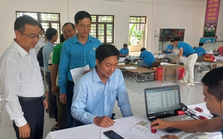 Lãnh đạo phường Bình Dương, TP HCM cùng người dân tham gia hoạt động ý nghĩa