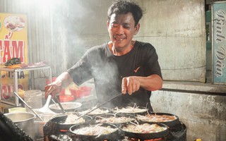 Xe bán bánh xèo của người cha đơn thân nuôi 2 con tự kỷ