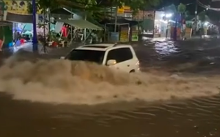 VIDEO: Xe Lexus LX570 "chết đứng" khi trên đoạn đường ngập nước, lái xe cần lưu ý gì?
