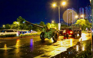 Xe pháo quân sự thực hành cơ động đêm về Quảng trường Ba Đình thực hiện nhiệm vụ A80