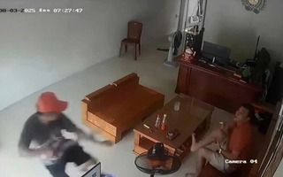 Đang ngồi trong nhà hút thuốc, người đàn ông bị kẻ lạ mặt xông vào chém đứt lìa tay