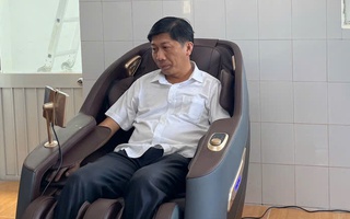 "Sướng như khách VIP" vì được ngồi ghế massage khi làm thủ tục hành chính