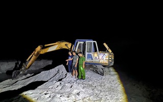 Công an tuần tra lúc nửa đêm, phát hiện 2 thanh niên làm chuyện lén lút