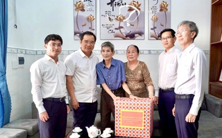 Chủ tịch UBND TP HCM Nguyễn Văn Được thăm cựu tù chính trị Côn Đảo