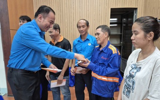 LĐLĐ TP HCM trao 100 suất hỗ trợ cho đoàn viên, người lao động khó khăn