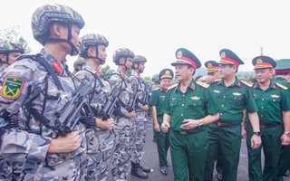 Thượng tướng Trương Thiên Tô thị sát bộ đội thao luyện diễu binh A80