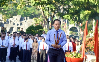 Hình ảnh Chủ tịch UBND TP HCM cùng đoàn công tác dâng hương tại Côn Đảo