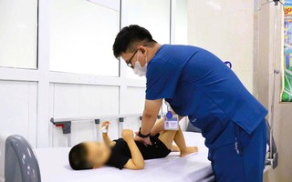 Bé 3 tuổi nhập viện vì ngộ độc nước lá lộc mại