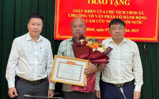 Người đàn ông dũng cảm cứu 2 em học sinh bị sóng biển cuốn ra xa bờ hơn 300m