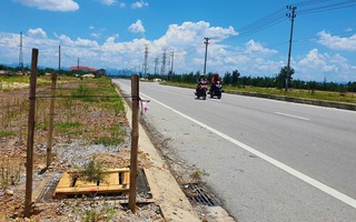 Chuyện lạ ở Quảng Trị: Đường 210 tỉ đồng rào hố ga bằng... cọc tre vì thiếu kinh phí