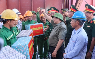 Thủ tướng kiểm tra tiến độ cầu Phong Châu, dự kiến thông xe vào tháng 10-2025