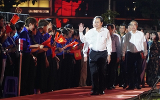Chủ tịch Quốc hội Trần Thanh Mẫn dự chương trình "Dưới cờ vinh quang" tại điểm cầu TP HCM