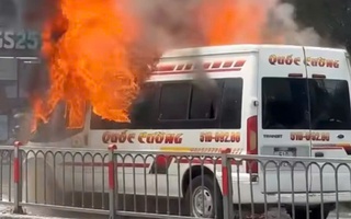 Ô tô 16 chỗ cháy dữ dội giữa trưa, người đi đường hốt hoảng