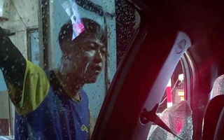 TP HCM: Bắt nam thanh niên đập vỡ kính taxi công nghệ