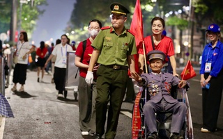 Xúc động chứng kiến cựu chiến binh 95 tuổi ngồi xe lăn tới xem diễu binh