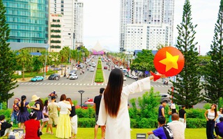Du khách nô nức check-in Quảng trường Tam Thắng, phường Vũng Tàu