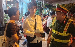 Nam thanh niên nhận lại toàn bộ giấy tờ đánh rơi trong đêm chờ xem diễu binh A80