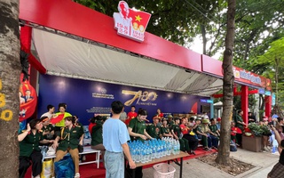 Vị trí 15 "Trạm khách: A80 Tự hào Việt Nam" phục vụ miễn phí người dân xem diễu binh