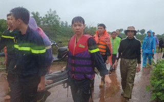 Đi qua đập tràn, cả gia đình bị lũ cuốn, người vợ tử vong