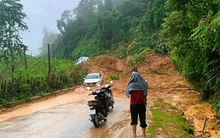 Sạt lở núi ập xuống 3 ô tô đang di chuyển trên đường