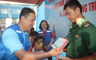 Ấm tình TP HCM với cán bộ, chiến sĩ và nhân dân đảo Hòn Khoai, Hòn Chuối