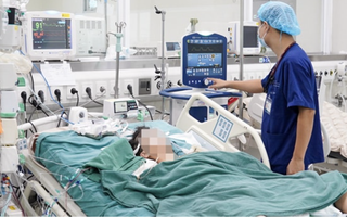 Uống nhầm thuốc diệt chuột treo trong nhà vệ sinh, bé gái 10 tuổi nguy kịch