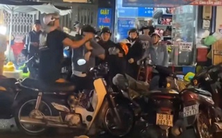 10 thanh niên đánh một thanh niên do mâu thuẫn "giật cô hồn"