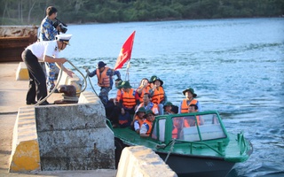 Đoàn đại biểu TP HCM mang hơi ấm hậu phương ra đảo Thổ Chu