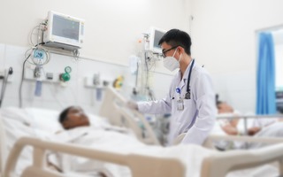 Người đàn ông đi làm ruộng về nhiễm trùng nguy kịch