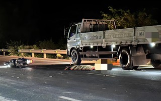 Đâm vào xe tải đậu bên đường, nam thanh niên 20 tuổi tử vong