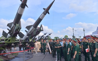 Đại tướng Phan Văn Giang thị sát khí tài hiện đại của quân đội Việt Nam