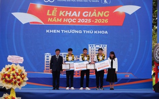 Trường ĐH Khoa học Tự nhiên khen thưởng nhiều tân sinh viên