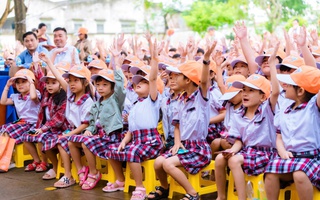 Tặng phòng máy tính cho học sinh vùng biên