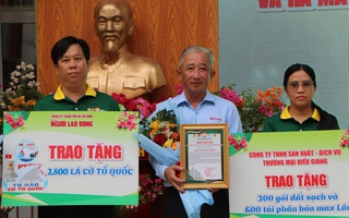 Báo Người Lao Động tặng phường Bình Trưng 2.500 lá cờ tổ quốc