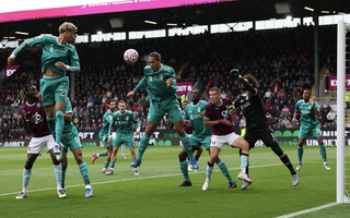 9 phút cuối nghiệt ngã, Burnley trắng tay sân nhà trước Liverpool