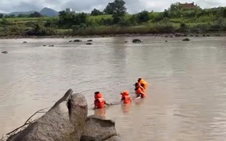 Rủ nhau đi tắm, 2 cháu nhỏ chết đuối thương tâm