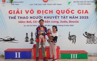 Chuyện tình của đôi vợ chồng đường bơi khuyết tật