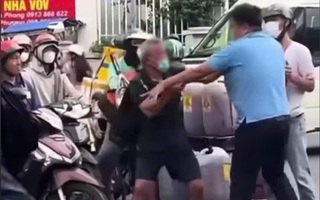 Lý do người đàn ông và cụ ông cự cãi, xô xát ngay giao lộ trung tâm TP HCM