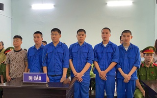 Rủ nhau cướp tài sản vì thấy bạn... mặc áo mỏng, mang dép đứt, xe cạn xăng!