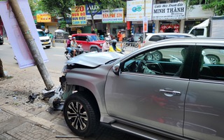 TP HCM: Ô tô lao dải phân cách, tông 2 xe máy ở đường Trường Chinh